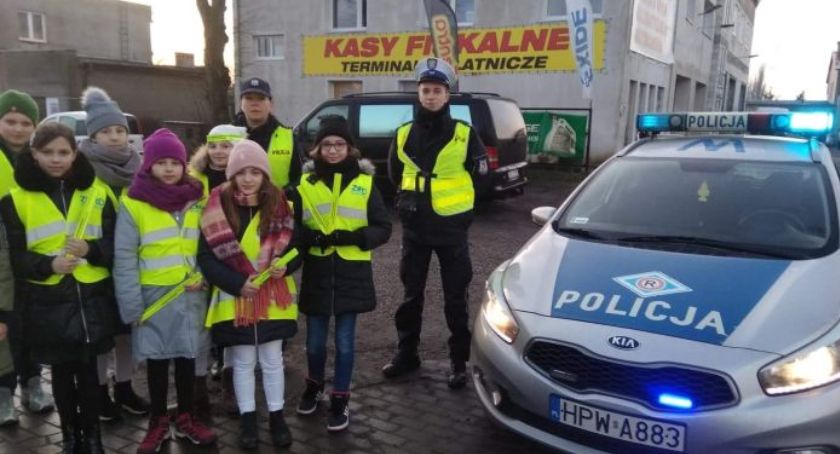 Na bezpieczeństwo zawsze jest dobry czas. Wspólna akcja policjantów i uczniów z SP6