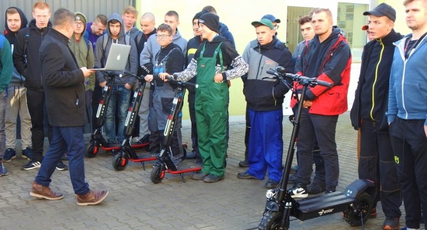 Stacja ładowania pojazdów elektrycznych powstanie nad jeziorem 