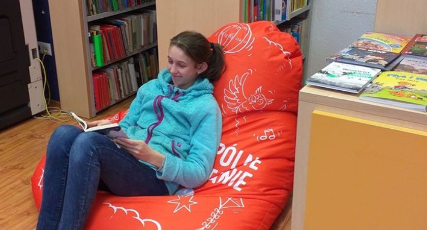 Biblioteka w Szczecinku z nowymi książkami oraz... pufami 