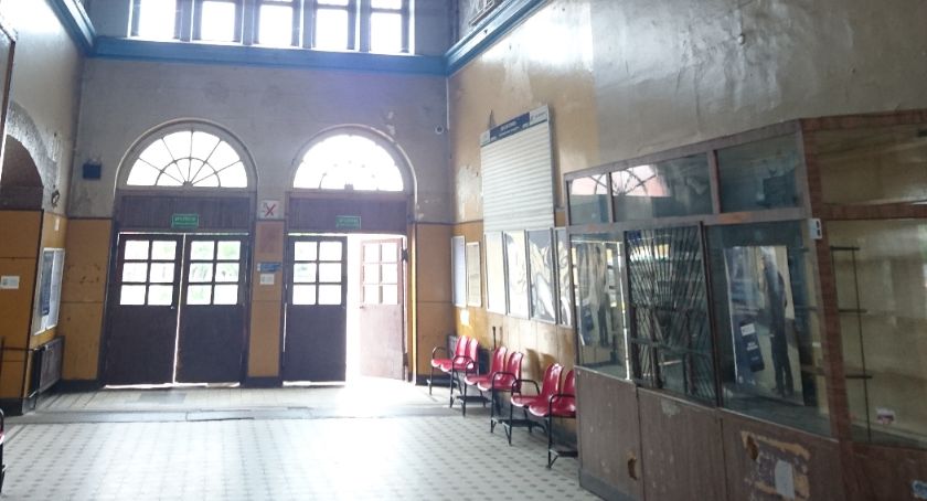 Kilka razy spadał z krzesła, uderzając głową o posadzkę