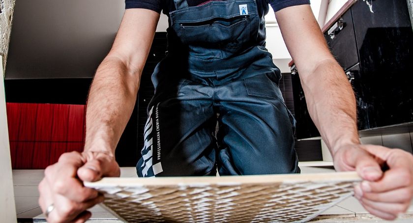Zostań operatorem okleiniarki lub mistrzem działu surowca. Oferty pracy w Szczecinku