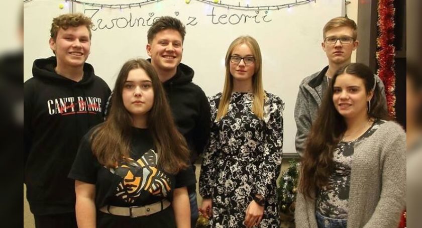 „Zwolnieni z teorii, ale nie z wiary”. Uczniowie chcą mówić o Bogu i pomóc zagubionym