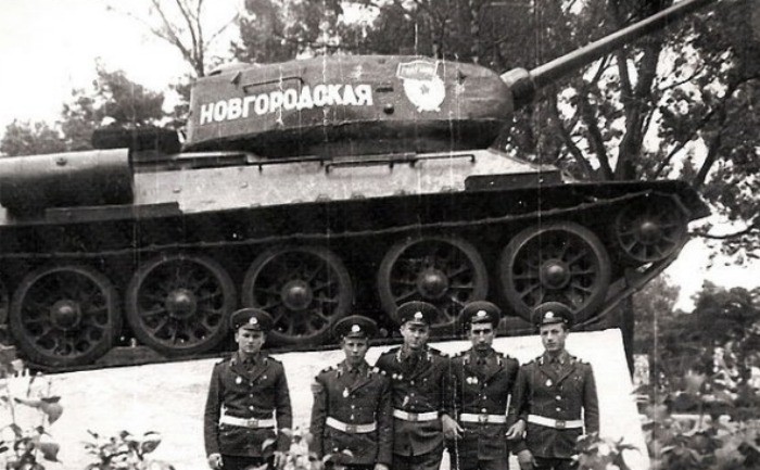 Przyjechał T-34 - Borne jak za czerwonoarmistów. Prawie