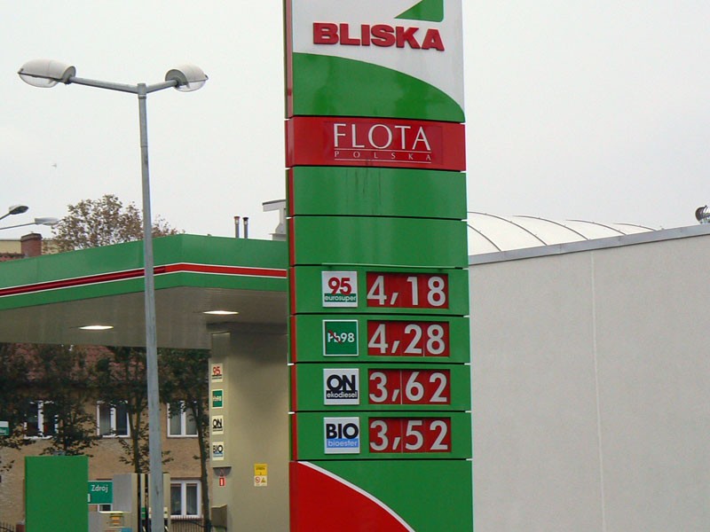 Taniej i drożej na stacjach paliw