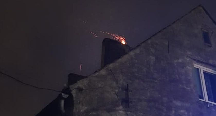 Szczecineccy strażacy walczyli z pożarami sadzy. Czy mieszkańcy dbają o przewody kominowe?