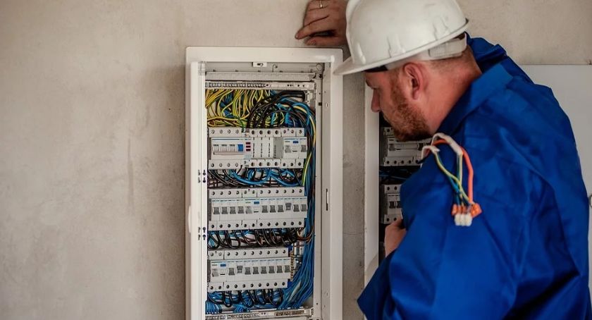 Elektrycy, kierowcy, a może pedagodzy? Kto w Szczecinku nie musi się martwić o pracę?