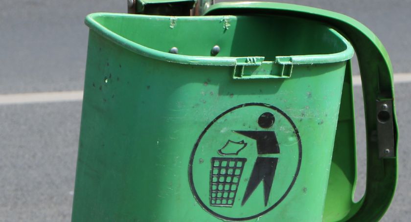 Śmietnik na dachu samochodu. Rozrywkowy mieszkaniec Szczecinka kontra auta