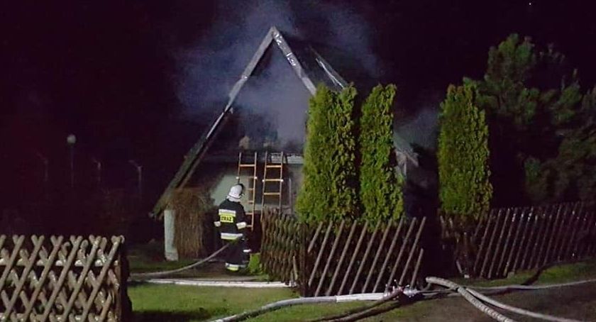 Spłonął domek letniskowy. Z ogniem walczyło osiem zastępów straży pożarnej