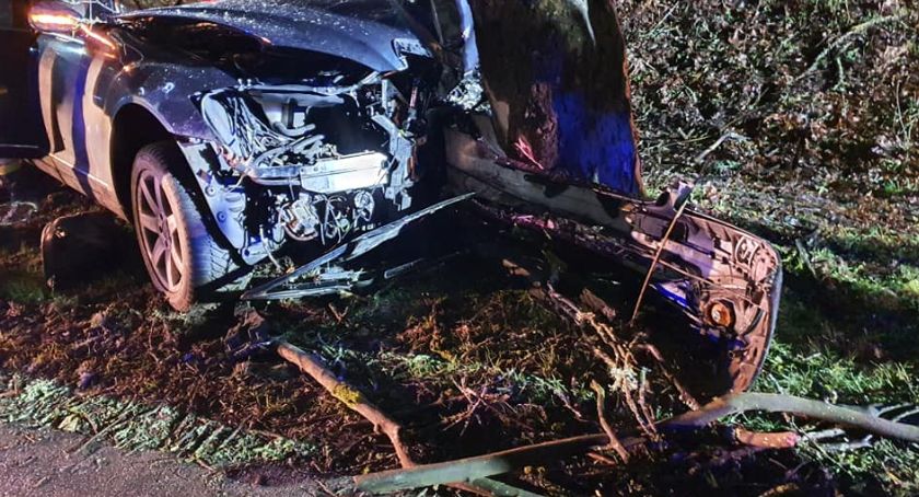 Zderzenie BMW i Skody oraz zderzenie z drzewem. Niebezpiecznie na drogach powiatu szczecineckiego