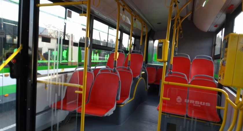 Bezdomni w miejskim autobusie. Straż Miejska: Byli wulgarni i agresywni