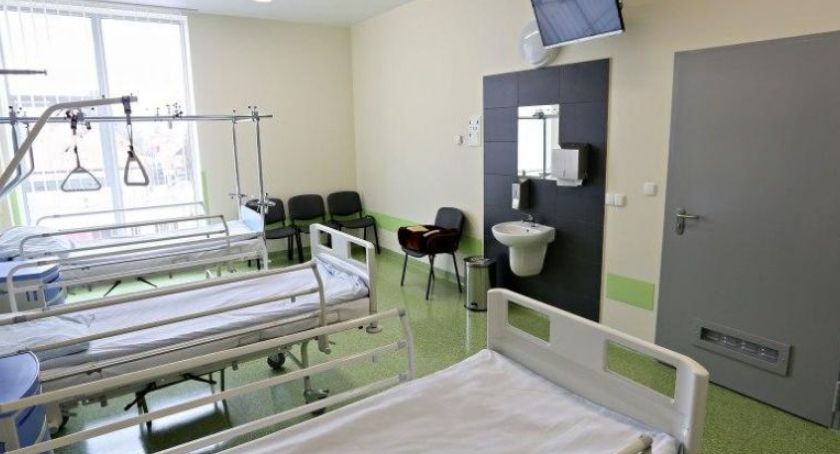 Miasto chce sprzedać udziały szpitala w Szczecinku gminom powiatu i wysyła pismo. Co na to starosta?