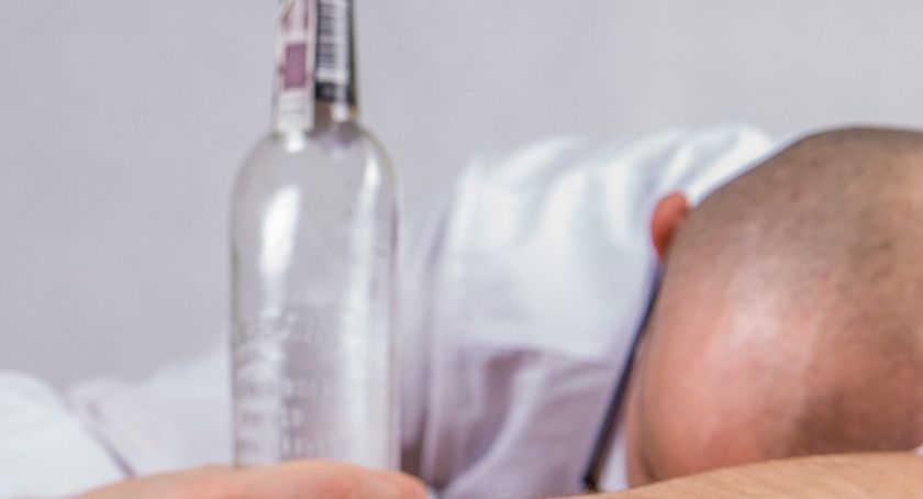 Odmówiono mu sprzedaży alkoholu, więc zaczepiał klientów sklepu i robił zadymę