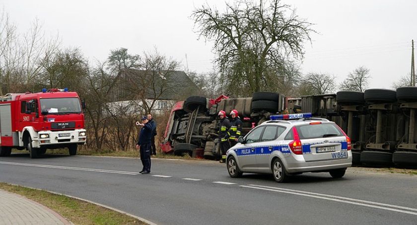 Niebezpieczny zakręt w Jeleniu. Radny powiatu apeluje o przebudowę i dodatkowe oznakowanie