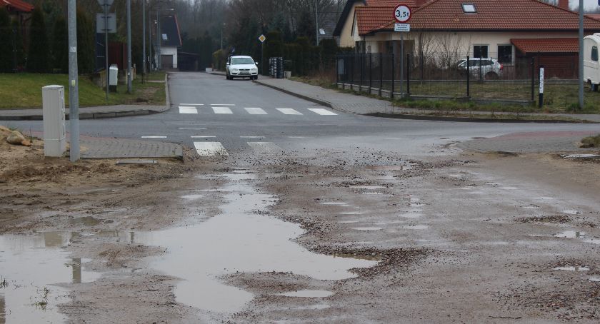 Mieszkańcy Marcelina nie mogą doczekać się remontu drogi, więc... naprawią ją sami! 