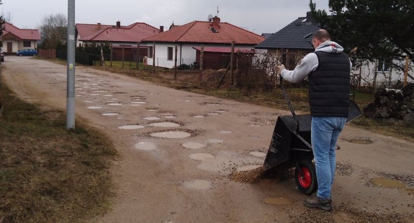 Miasto nie ma pieniędzy, więc mieszkańcy dziury w drodze naprawiają sami