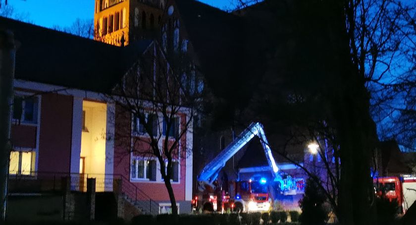 Uszkodzony dach w kościele mariackim. Strażacy zakończyli prace, trwa szacowanie strat