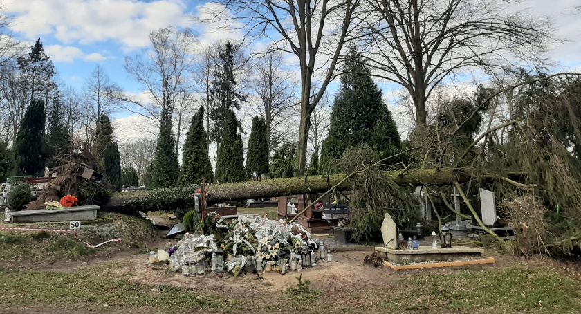 Zniszczone groby na cmentarzu. Trwa szacowanie szkód