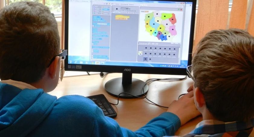 Zdalna nauka. Uczniowie zasypywani ogromną ilością materiału? „Nauczyciele, nie przesadzajcie”