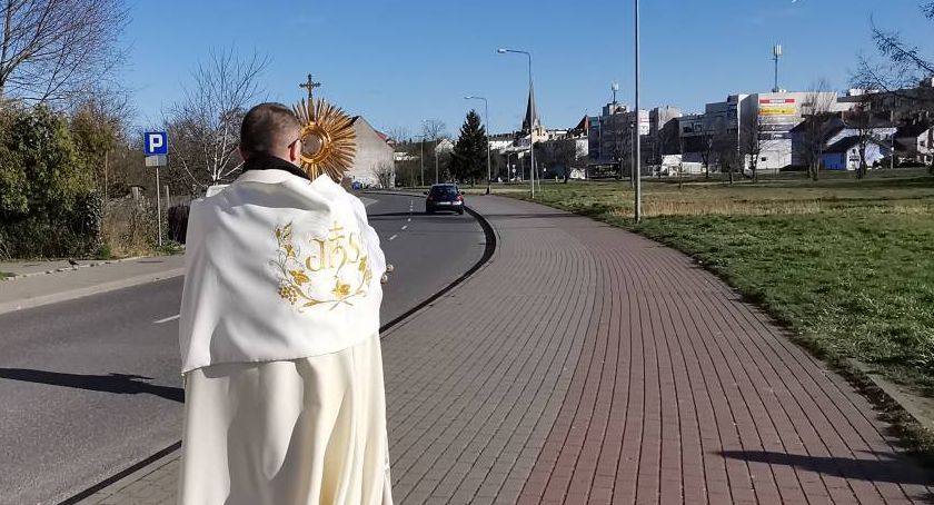 W Szczecinku księża z Najświętszym Sakramentem wyszli do wiernych. Prosili o błogosławieństwo i zatrzymanie epidemii