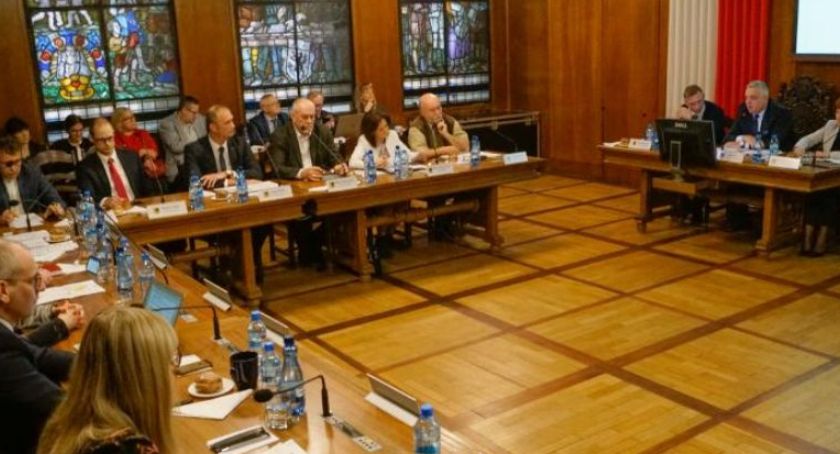 W Szczecinku radni chcą odwołania sesji Rady Miasta. Boją się o bezpieczeństwo