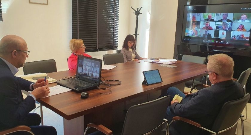 Zdalne nauczanie. Powiat chce pozyskać pieniądze na komputery i internet dla uczniów
