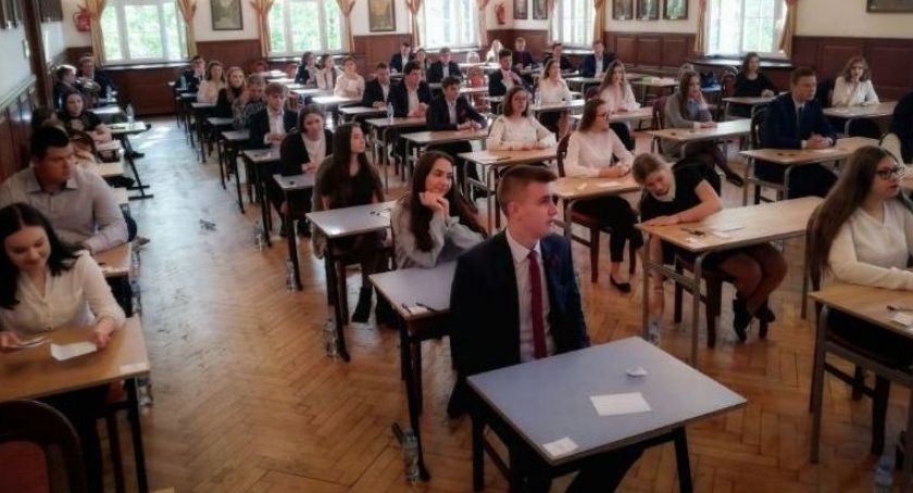 Czy matury zostaną odwołane? Uczniowie ze Szczecinka próbny egzamin napiszą w domu