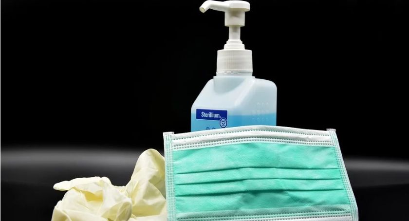 Szpital w Szczecinku ma zapas maseczek i płynów dezynfekujących. Prezes: Zabezpieczamy się