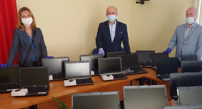 Ponad 30 laptopów i komputerów stacjonarnych trafi do uczniów z rodzinnych domów dziecka i rodzin zastępczych