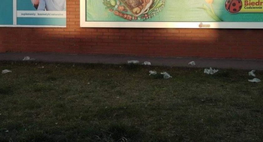 Zużyte rękawiczki w Szczecinku zamiast do kosza, trafiają... na chodnik