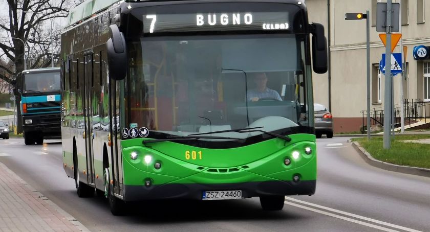 Czytelniczka: Na ulicy trzeba zachować odstęp, a w autobusach siedzimy obok siebie!