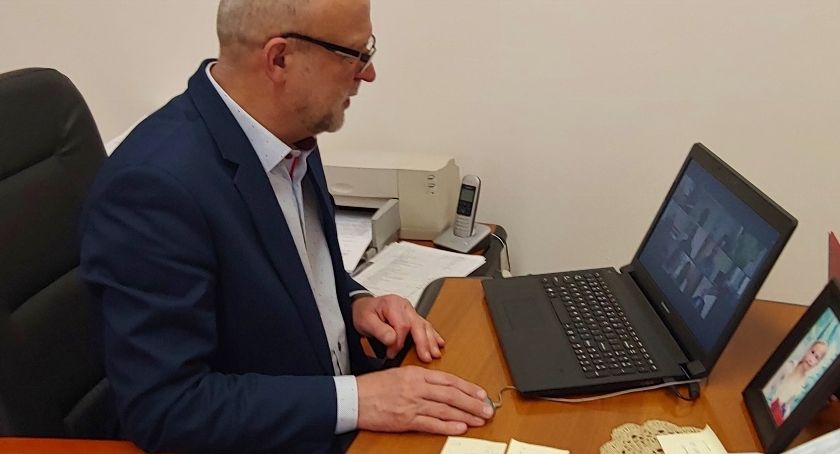 Dyrektorzy szkół na wideowywiadówce u starosty