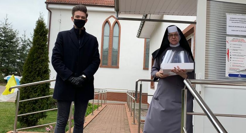 Młody filmowiec ze „społecznej” w Szczecinku pomaga hospicjum. Sam drukuje przyłbice