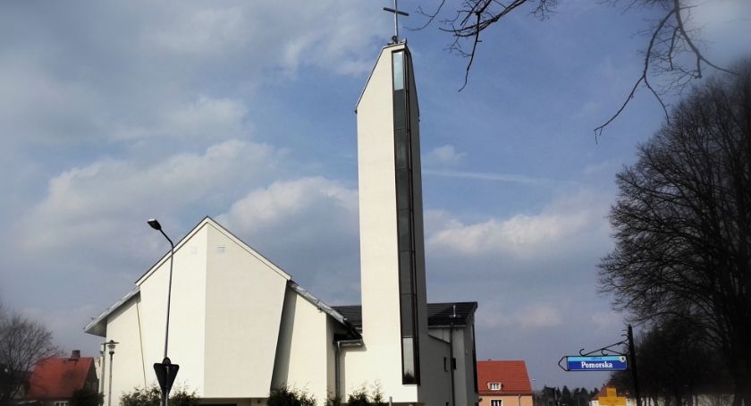 W kościele św. Krzysztofa w Szczecinku nie tracą pogody ducha. Parafianie zdalnie zaśpiewali znaną pieśń