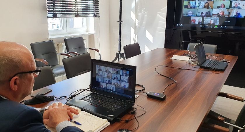 Zdalne lekcje i elektroniczny nabór. Starosta odbył wideokonferencję z dyrektorami szkół