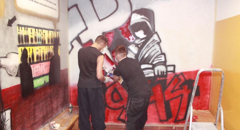 Nowy patriotyczny mural w Szczecinku. Naścienny obraz powstaje... w zakładzie karnym