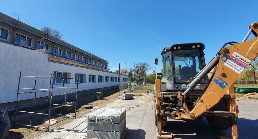 Koronawirus nie zatrzymał inwestycji. Remont hali sportowej przy ZS nr 2 w Szczecinku dobiega końca