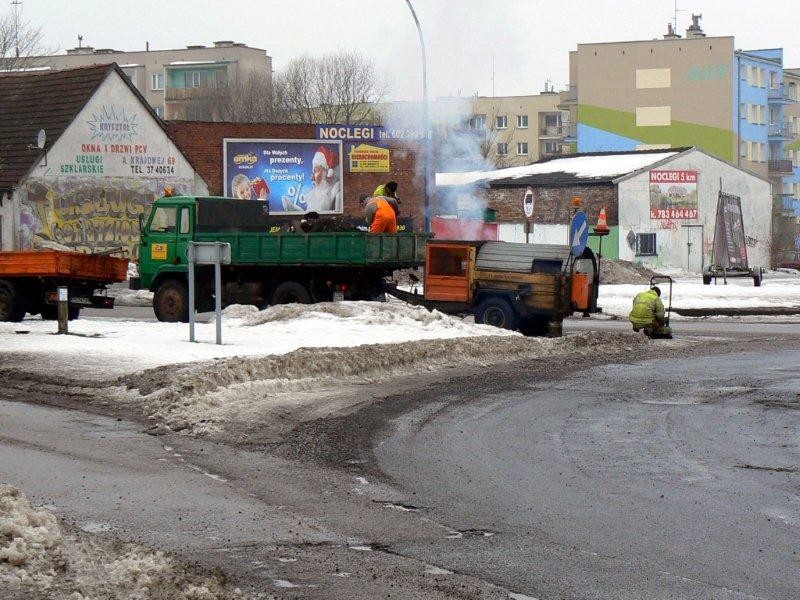 Dziury w drogach – drogowcy na asfalcie
