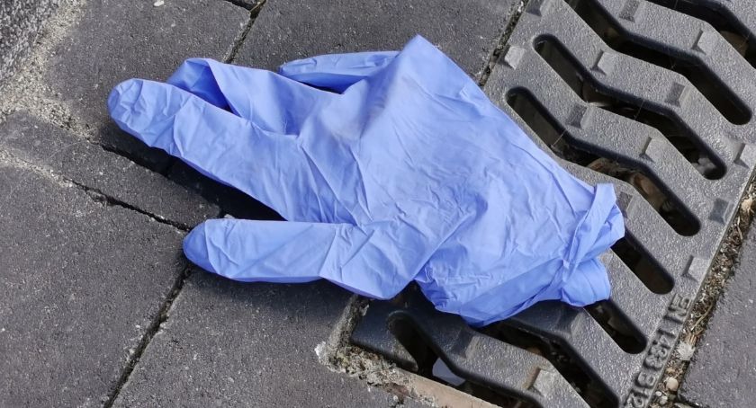 Zużyte rękawice fruwają po Szczecinku. Czytelnik: Gdzie są punkty przyjęć odpadów medycznych?