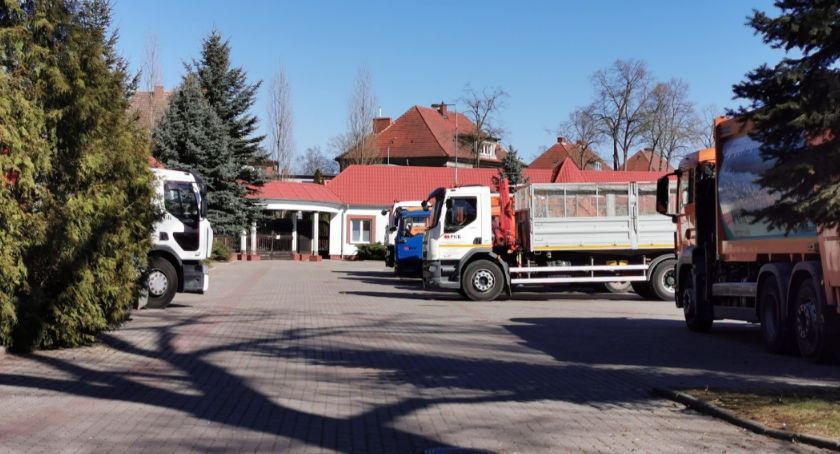 W Szczecinku śmieciarki „nocują” na stadionie. Dlaczego?