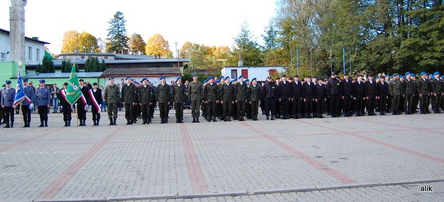 Biały Bór: Uczniowie w mundurach ślubowali na sztandar