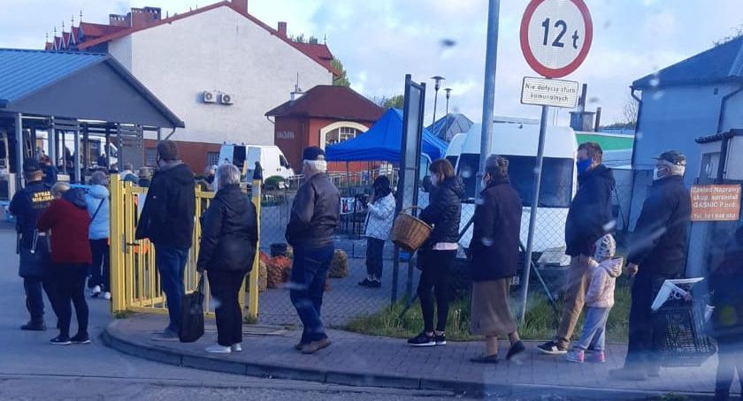 W kolejce na rynek. Wejścia pilnuje straż miejska i liczy ludzi