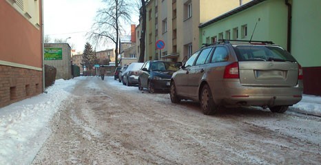 Parkujące auta nie znikną. Przybędzie ulic jednokierunkowych?