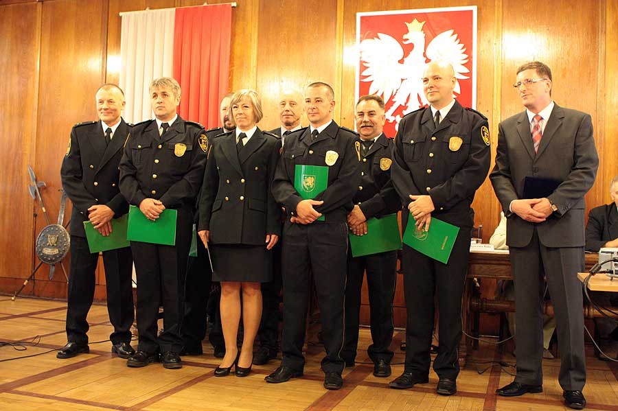 Nagrodzeni strażnicy, spór o jezioro oraz 