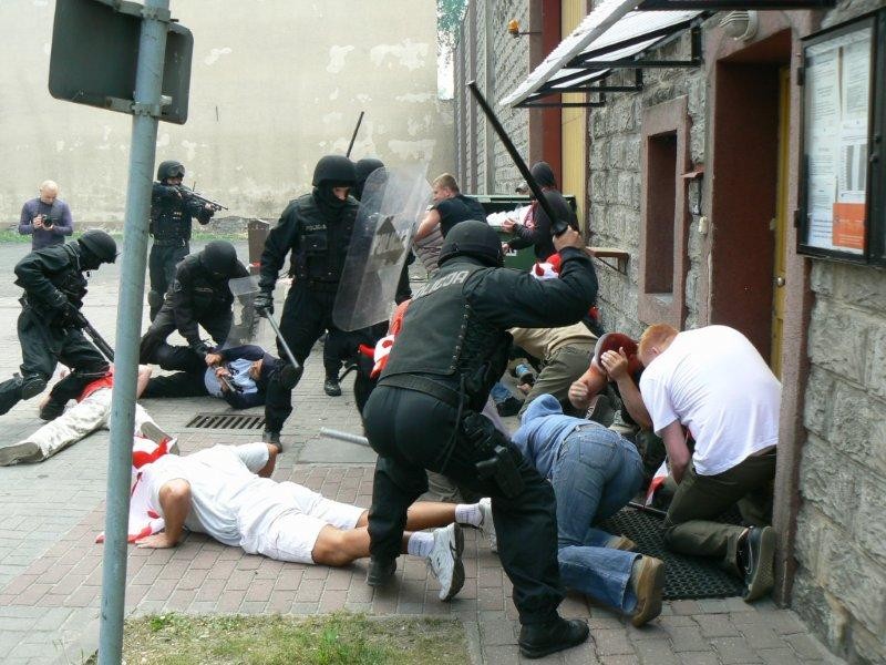 Kibole zaatakowali Zakład Karny. Policja i Służba Więzienna w akcji