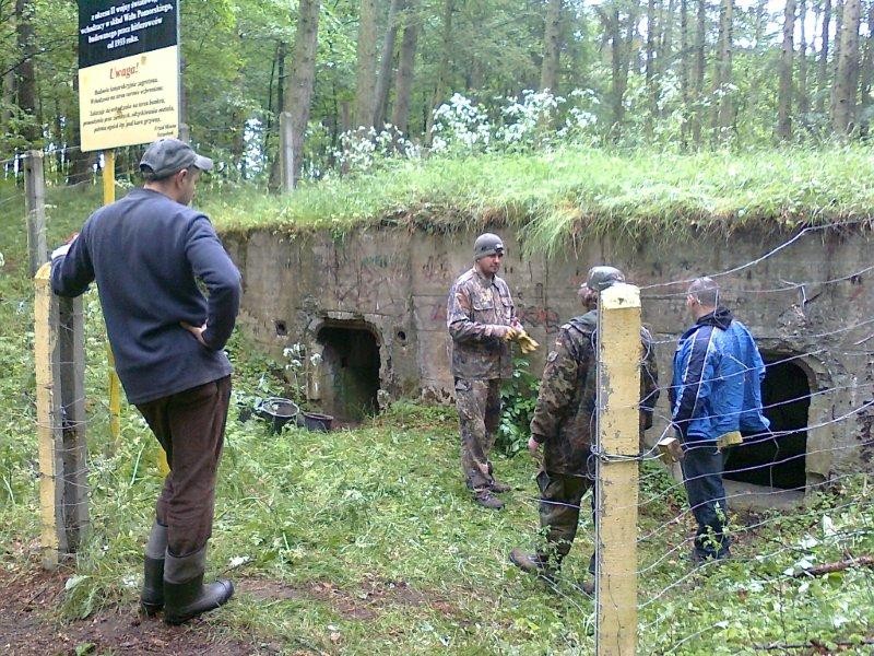Miłośnicy militariów porządkują bunkier - to początek historycznego szlaku