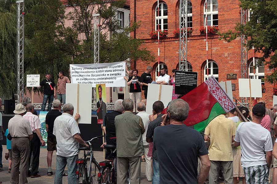 Protest mieszkańców pod ratuszem   