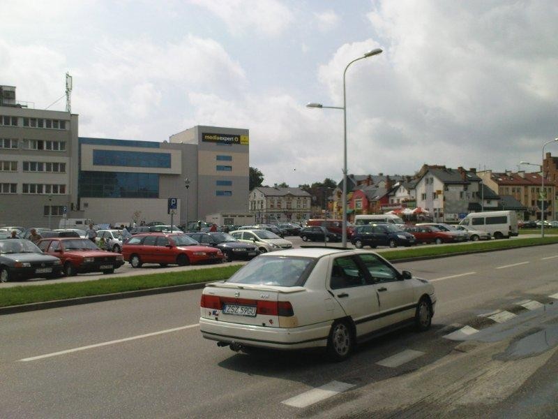 Liczba samochodów rośnie. Parkingów wciąż tyle samo