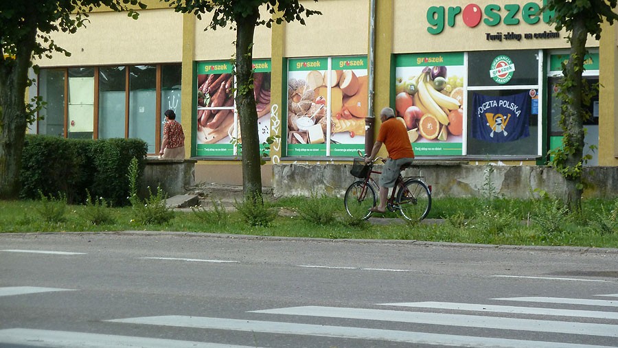 Rowerzyści vs. piesi. Nieznajomość przepisów, czy brak kultury?