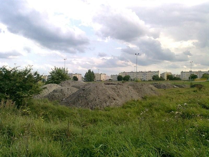 Wysypisko za osiedlem Zachód. Czuć samochodowym smarem