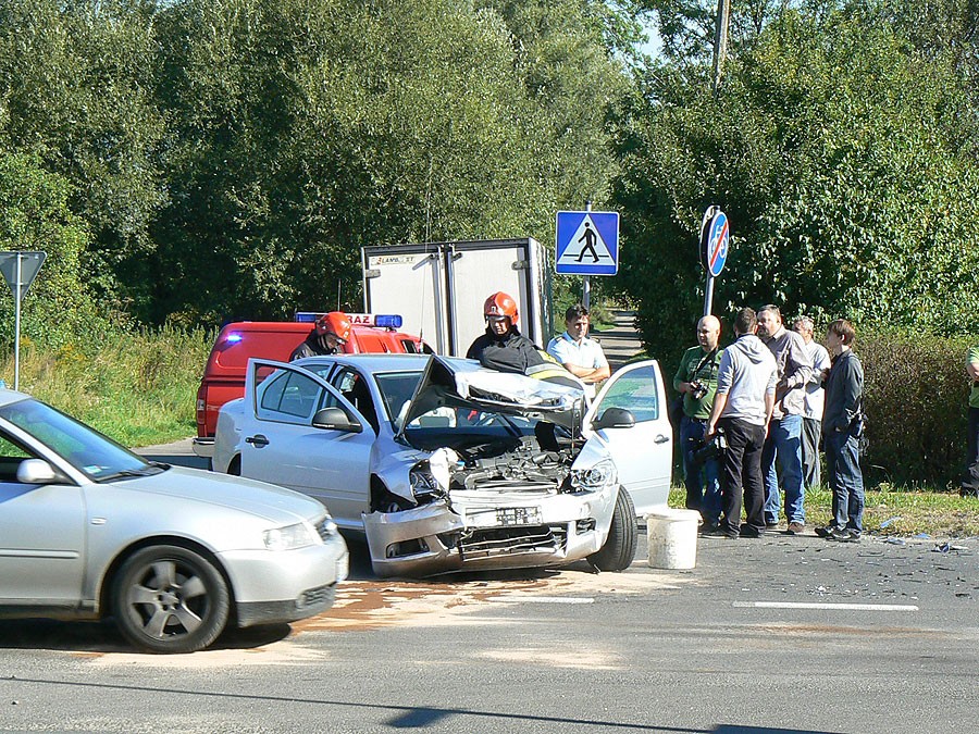 Skoda wpadła na skrzyżowanie, staranowała Cadillaca